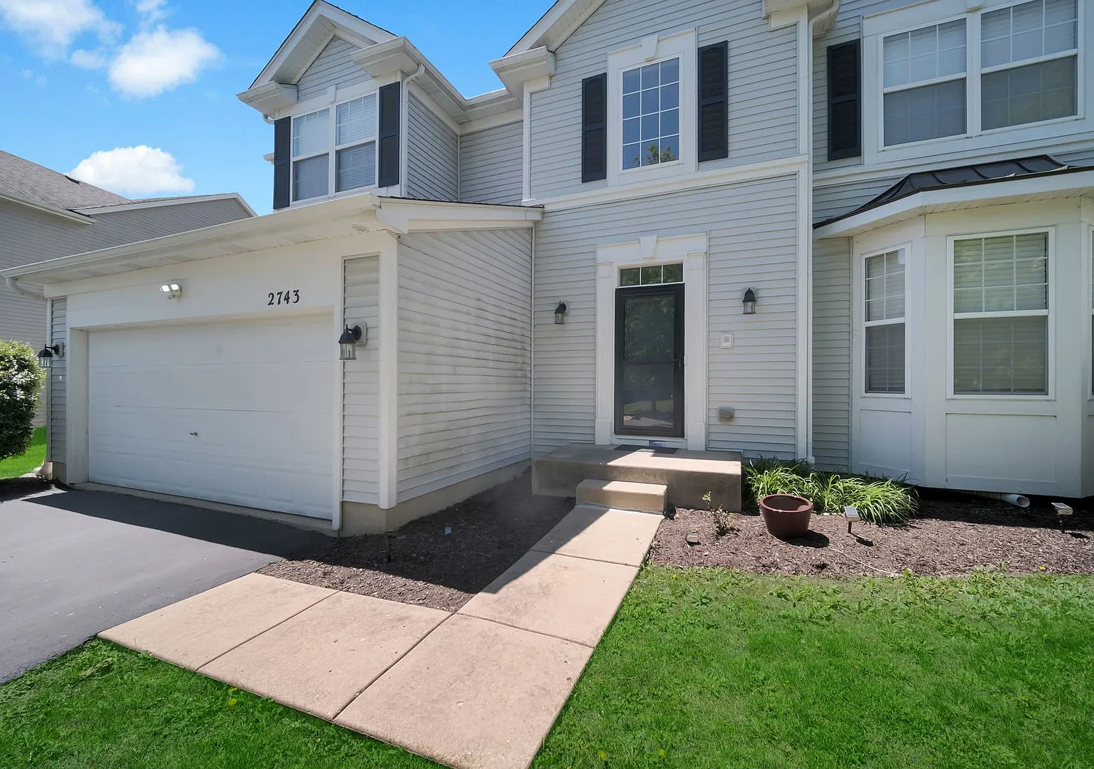 5 bed, 4.0 bath, 2195 sqft, $3,800 — Photo 2