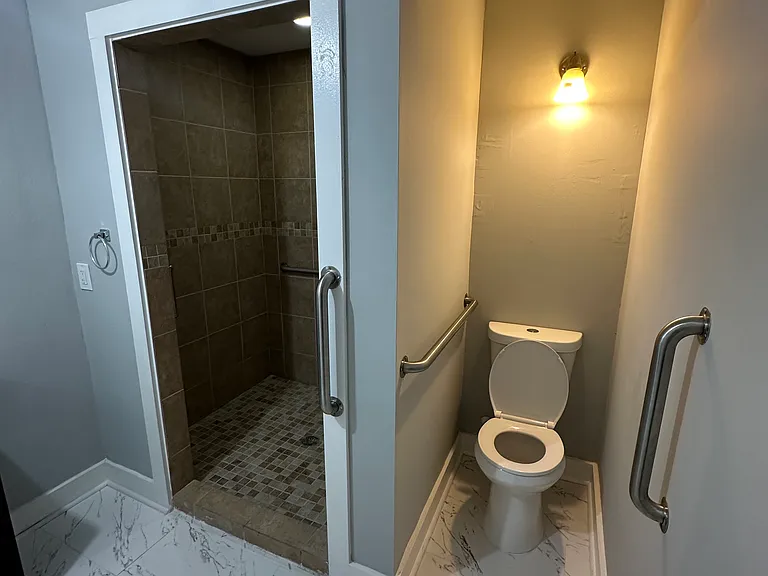 927 W Victory Dr — Photo 6