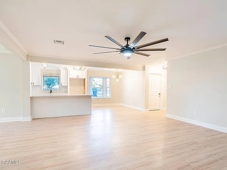 101 Van Dyke Ct — Photo 8
