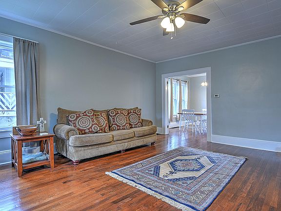 5th image of 912 E Hillcrest Dr