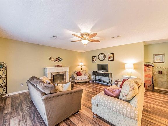 4th image of 215 Stefanie St