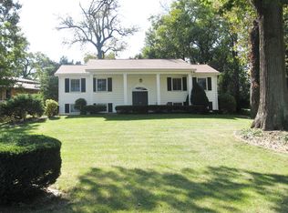 41 Circle Dr, Pekin, IL
