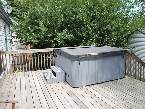 Back deck w/ hot tub