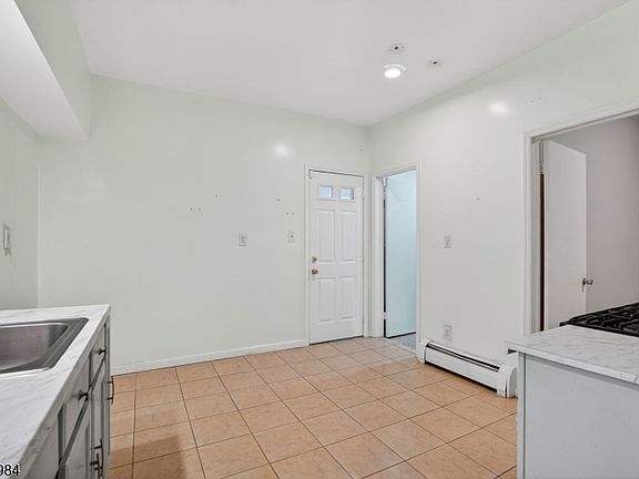 3rd image of 1110 Hampton Pl