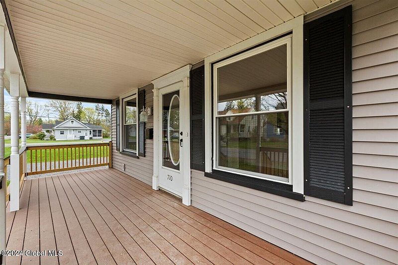 4th image of 710 Pleasantview Avenue