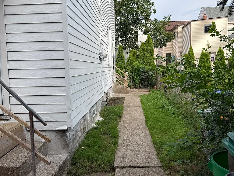 209 Rear 21 — Photo 29
