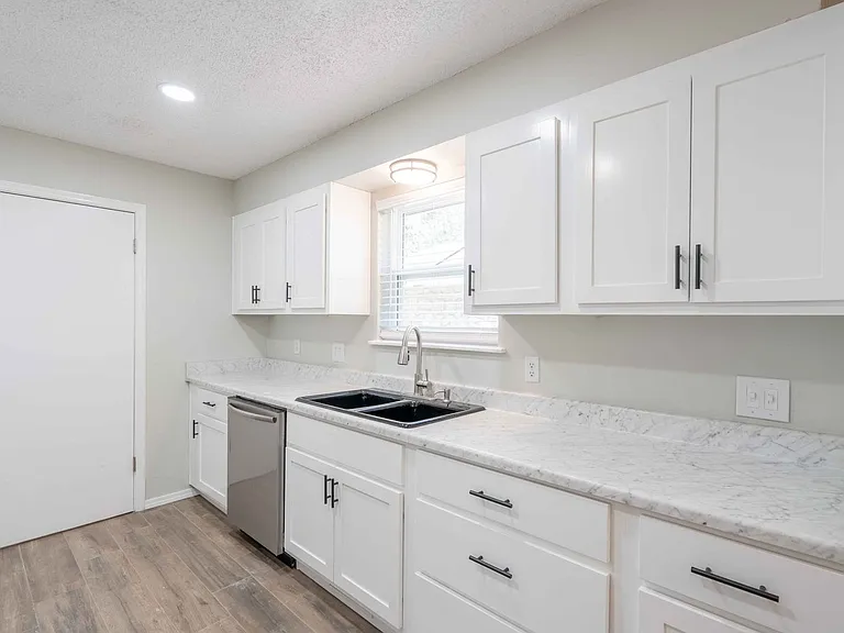 3321 S Ash Ave — Photo 16