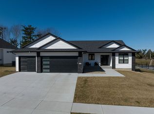 3068 Dell Ridge Ln, Cedar Rapids, IA 52411