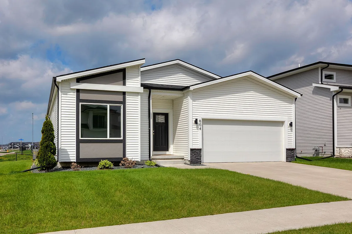 Building Photo - 604 NE Pearl Dr