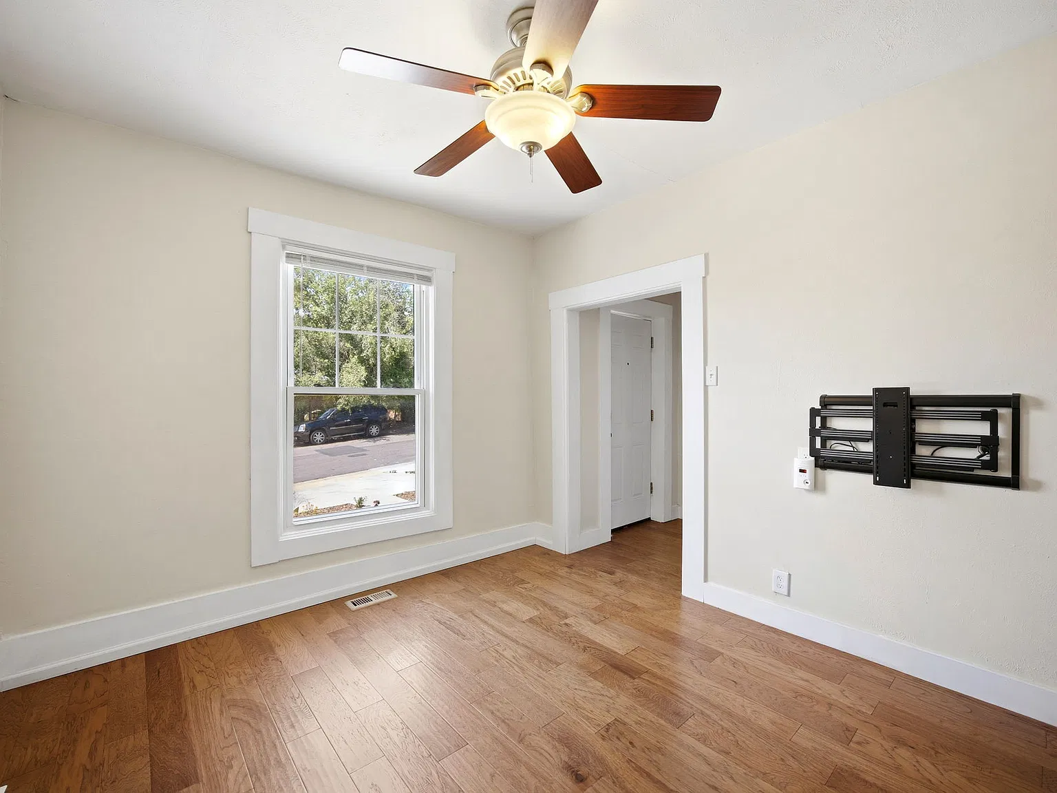 2 bed, 950 sqft, $2,400 — Photo 2