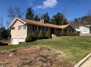 621 Valleyview Dr, Endwell, NY 13760