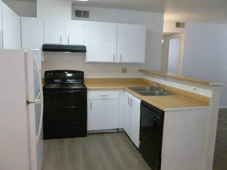 2695 Jennydiane Dr #B — Photo 8
