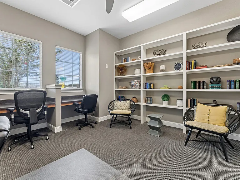 Point Royale Apartments — Photo 42