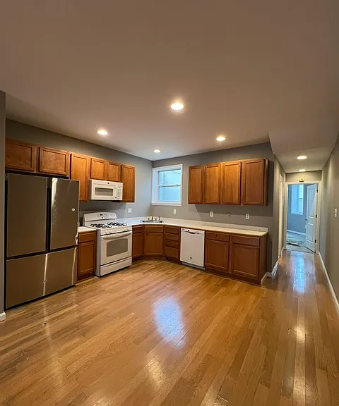 708 Lennox St #2 — Photo 2
