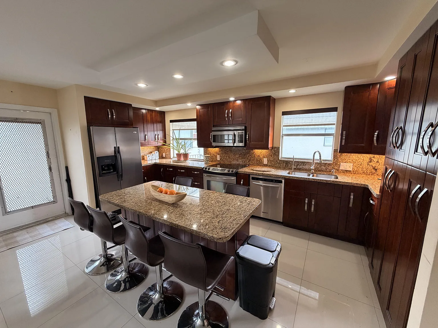2 bed, 2.0 bath, 988 sqft, $2,850 — Photo 4