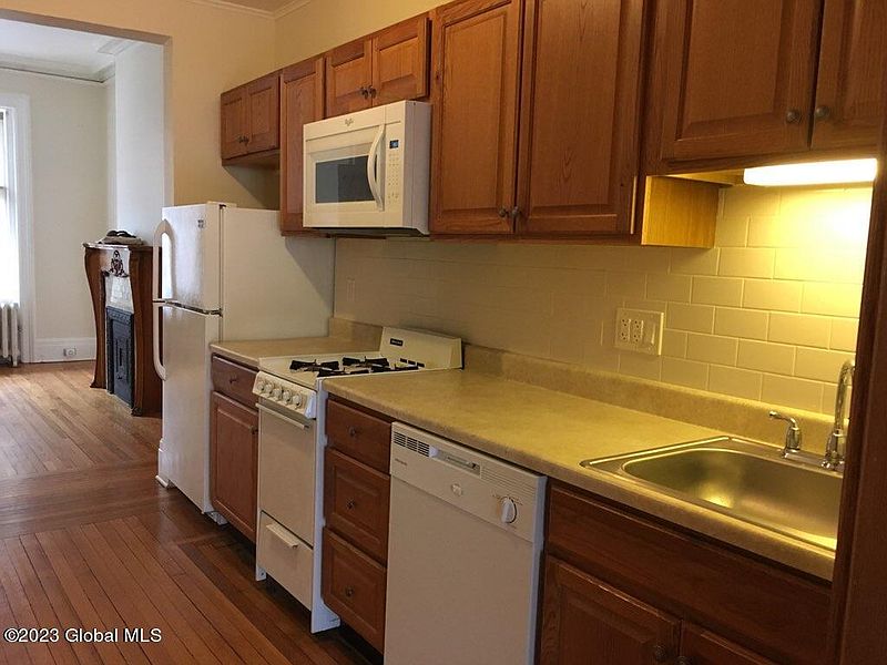 4th image of 136 Lancaster Street