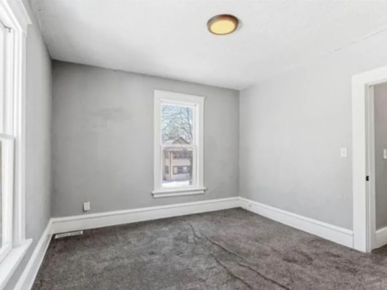 1719 Queen Ave N — Photo 2