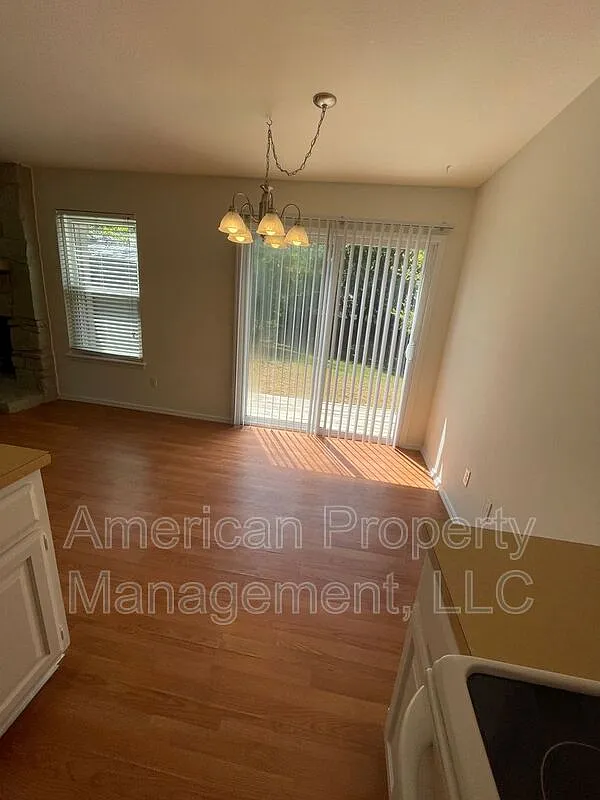 3 bed, 1.5 bath, 1380 sqft, $1,700 — Photo 4