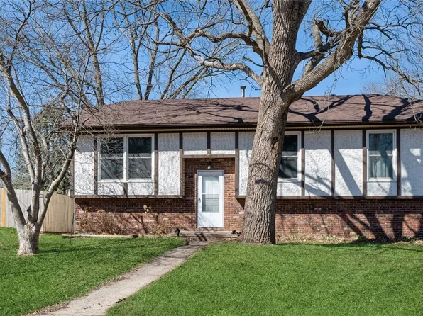 4918 E Oakwood Dr, Pleasant Hill, IA 50327