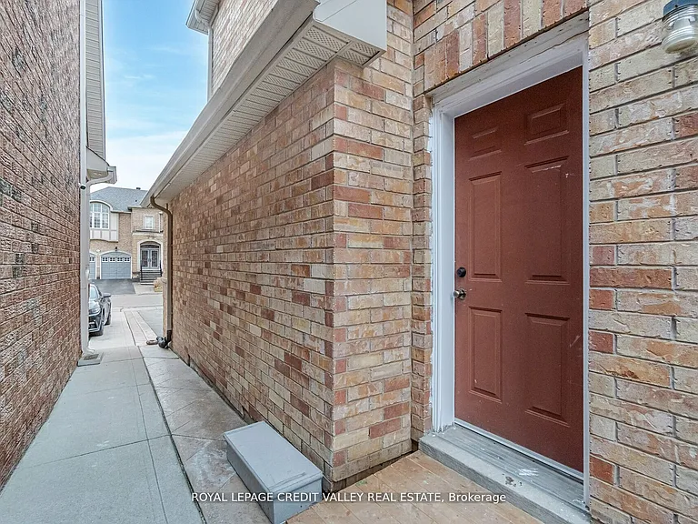 18 Trailhead Cres — Photo 7