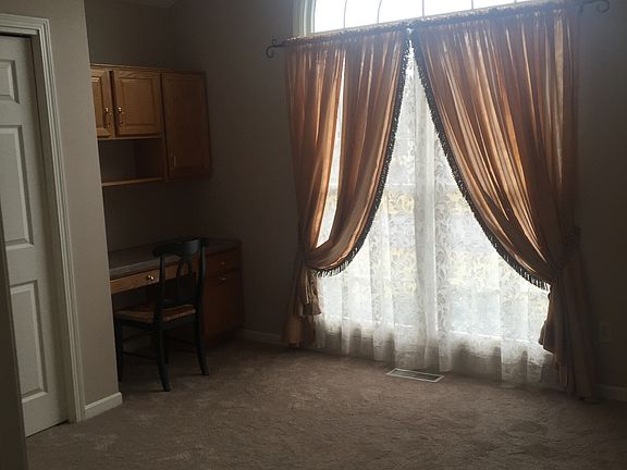 3rd bedroom
Built-in desk 