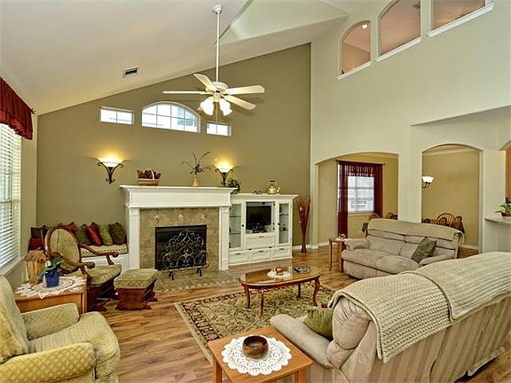 5th image of 1814 Fall Creek Dr