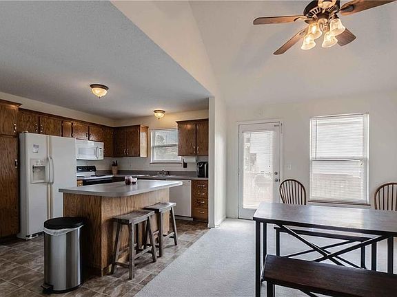 5th image of 833 Village St