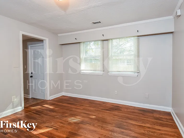 2456 Maple St — Photo 11