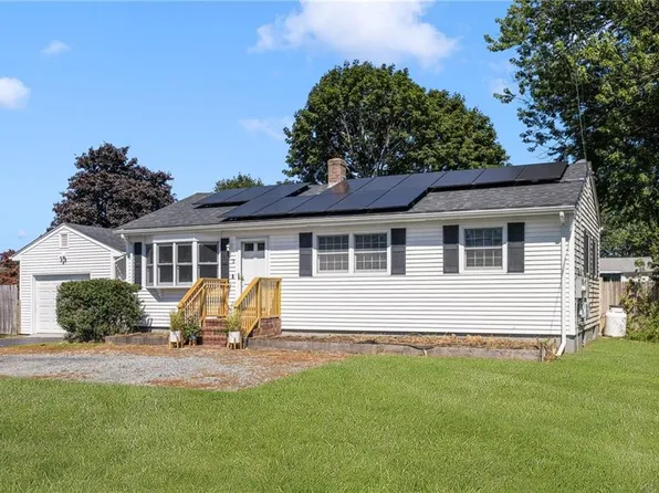 7 Namquid Dr, Middletown, RI 02842