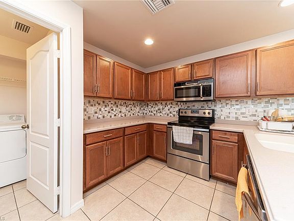 5th image of 712 NW 7th Pl