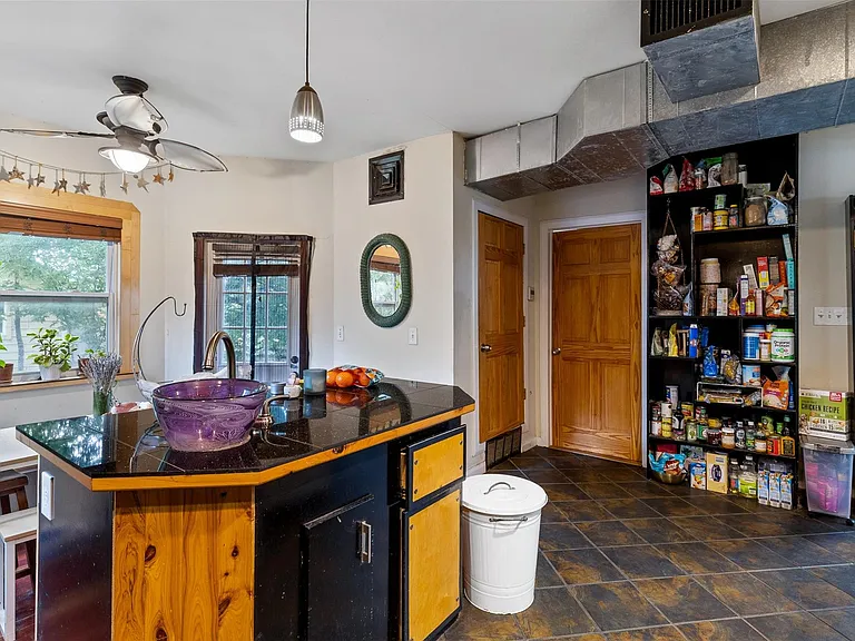 2409 E 9th St #A — Photo 10