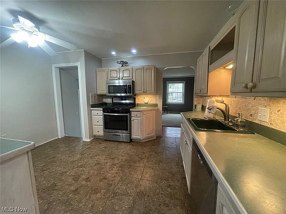 5th image of 221 Waverly St