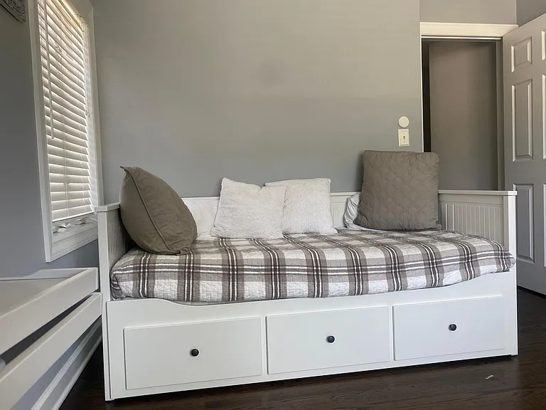 1st Fl office / BR w/ Daybed
