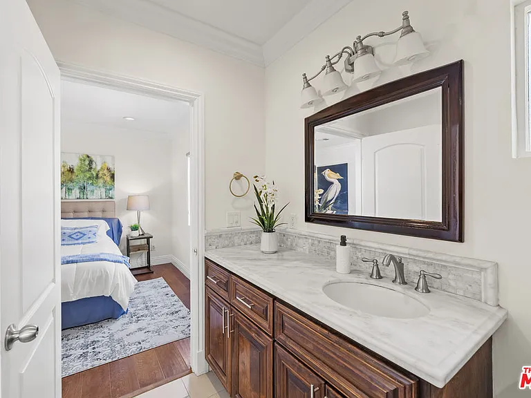 1114 S La Peer Dr — Photo 13