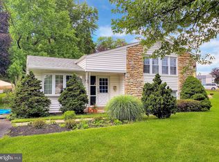 322 Fitzwatertown Rd, Willow Grove, PA 19090