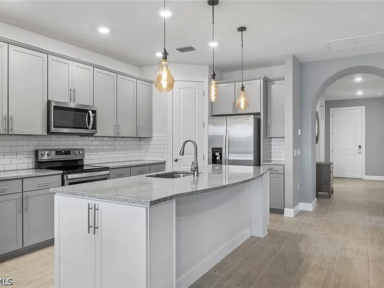 19564 Utopia Ln — Photo 2