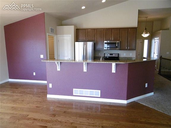 Open great room w/vaulted ceiling