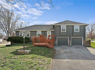 5615 Meadow Heights Dr, Shawnee, KS 66226