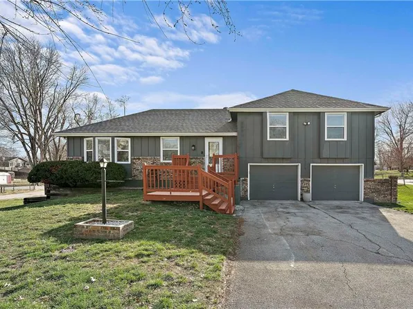 5615 Meadow Heights Dr, Shawnee, KS 66226