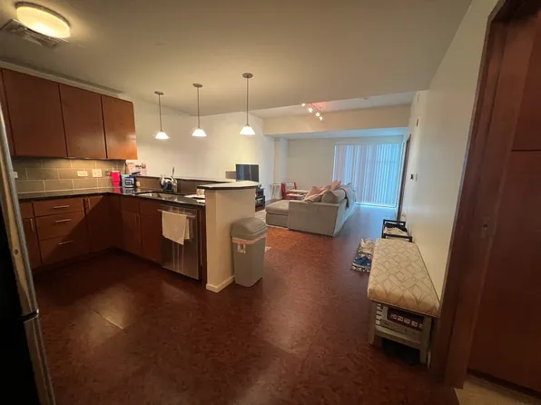 301 N Neil St APT 706, Champaign, IL 61820