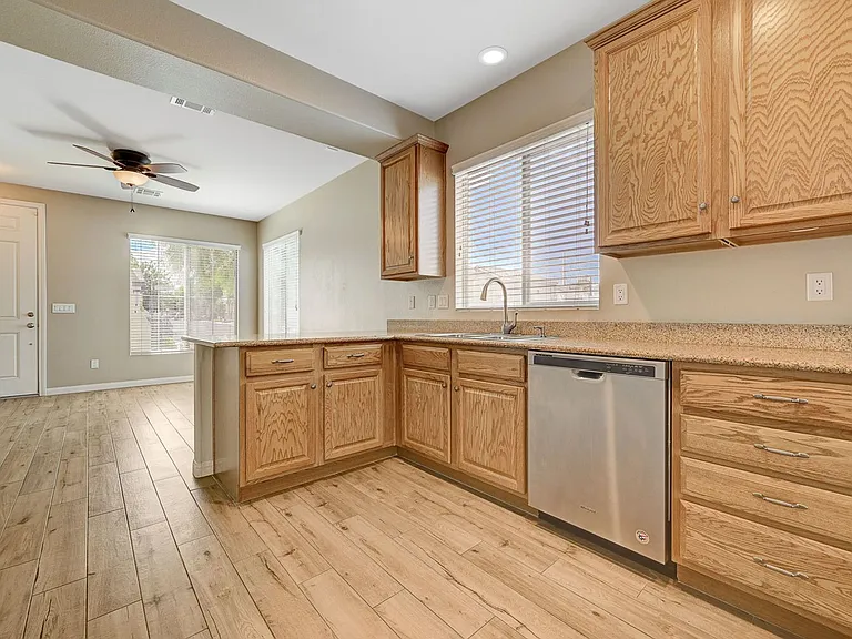 10420 September Flower St — Photo 11