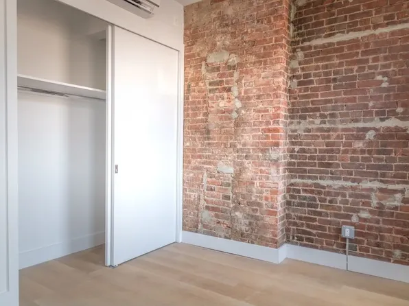 46-32 Vernon Boulevard image 5 of 6