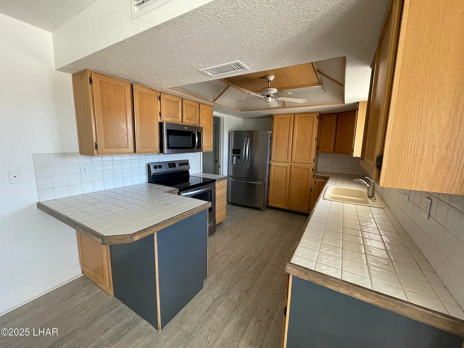 3 bed, 2.0 bath, 1655 sqft, $2,200 — Photo 2