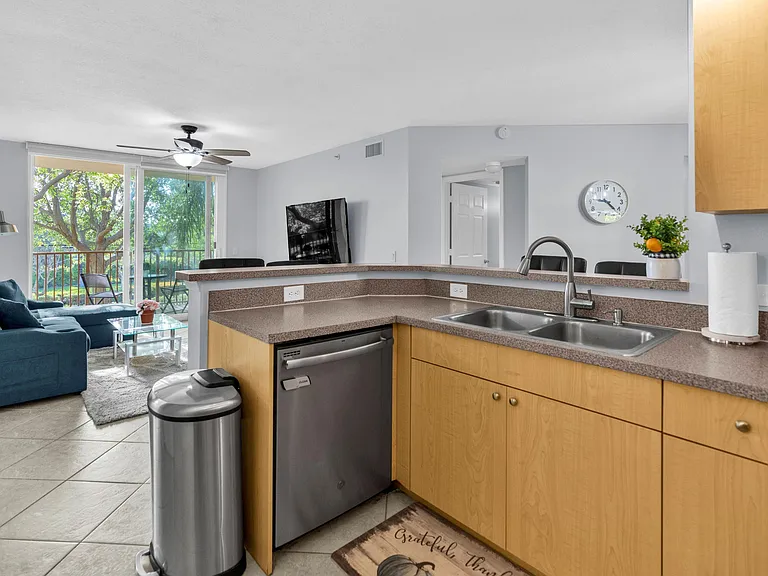 214 Villa Cir #214 — Photo 8