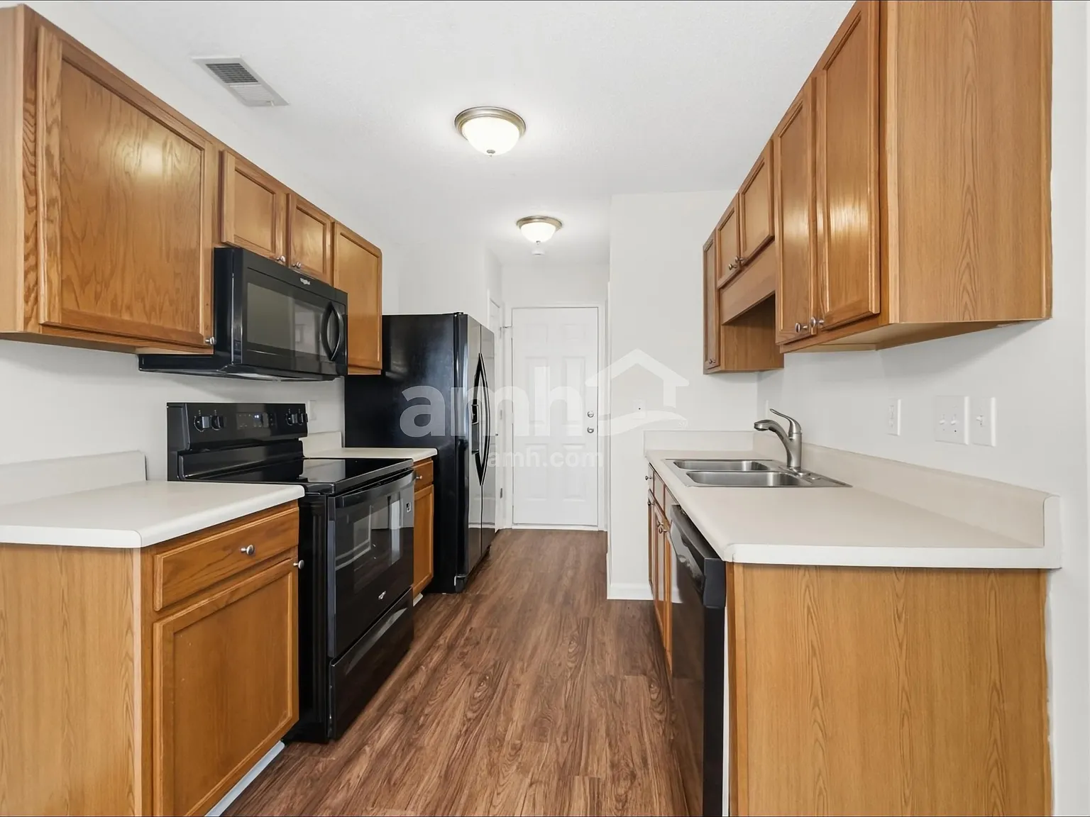 3 bed, 2.5 bath, 1360 sqft, $1,830 — Photo 4