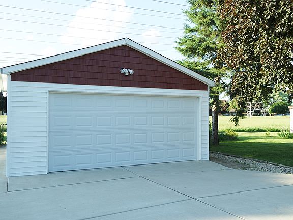 4th image of 613 Gilbert Dr