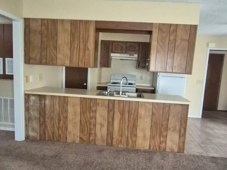 419 S Oakdale Dr #4 — Photo 2