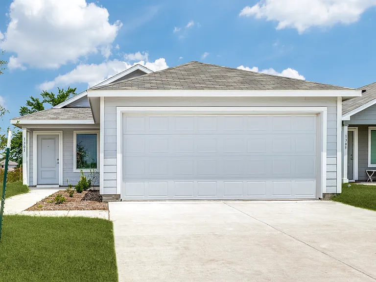 1301 Salton Ln — Photo 1