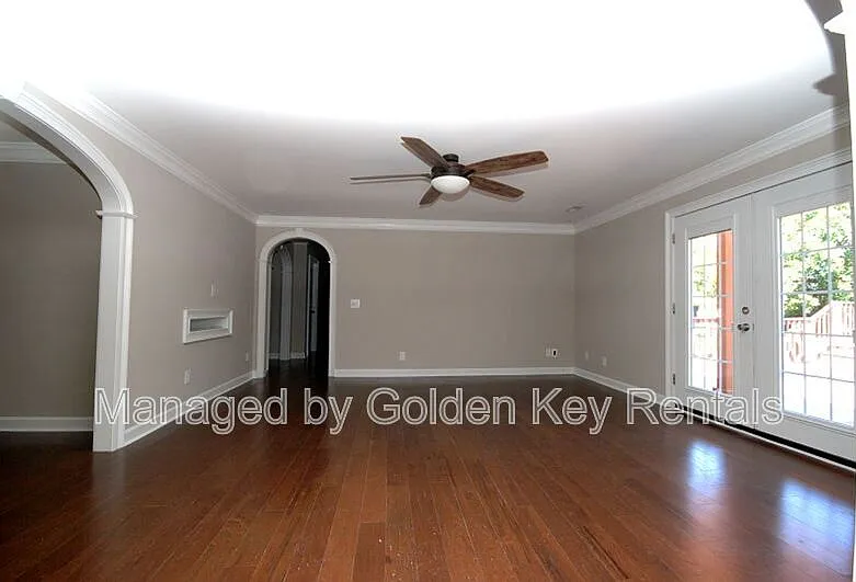3 bed, 2.0 bath, 2300 sqft, $2,100 — Photo 3