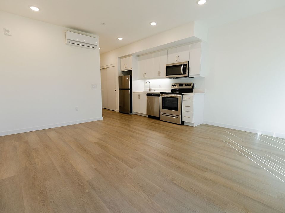 1st image of 421 25th St #302
